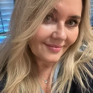 Kvinne med blondt hår