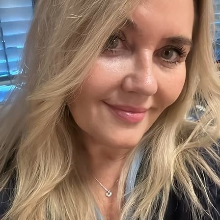 Kvinne med blondt hår