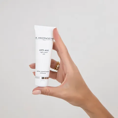 Hånd holder tube med anti age krem