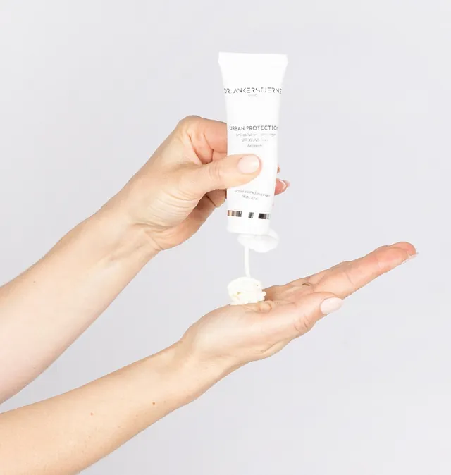 Tube med krem på hånd