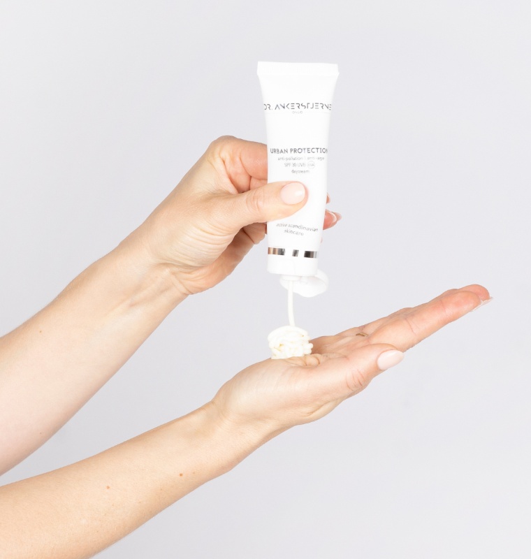 Tube med krem på hånd